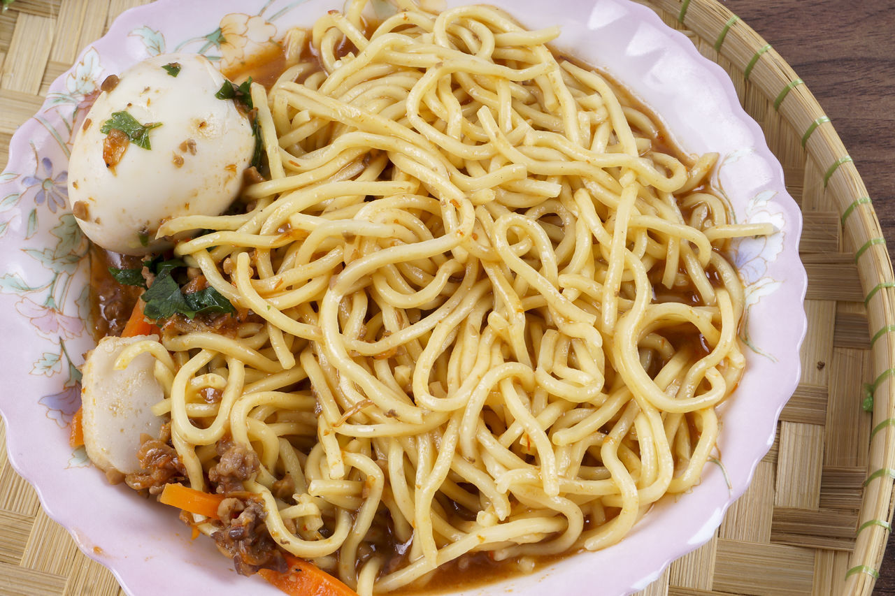 CLOSE-UP OF NOODLES SERVED IN PLATE