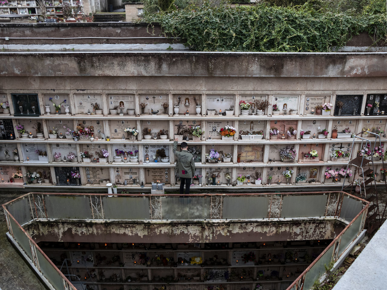 HIGH ANGLE VIEW OF STAIRCASE