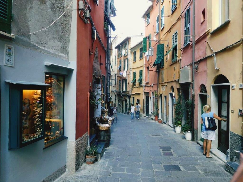 building exterior, architecture, built structure, street, city, the way forward, residential building, residential structure, city life, alley, building, walking, men, diminishing perspective, cobblestone, incidental people, person, narrow, day