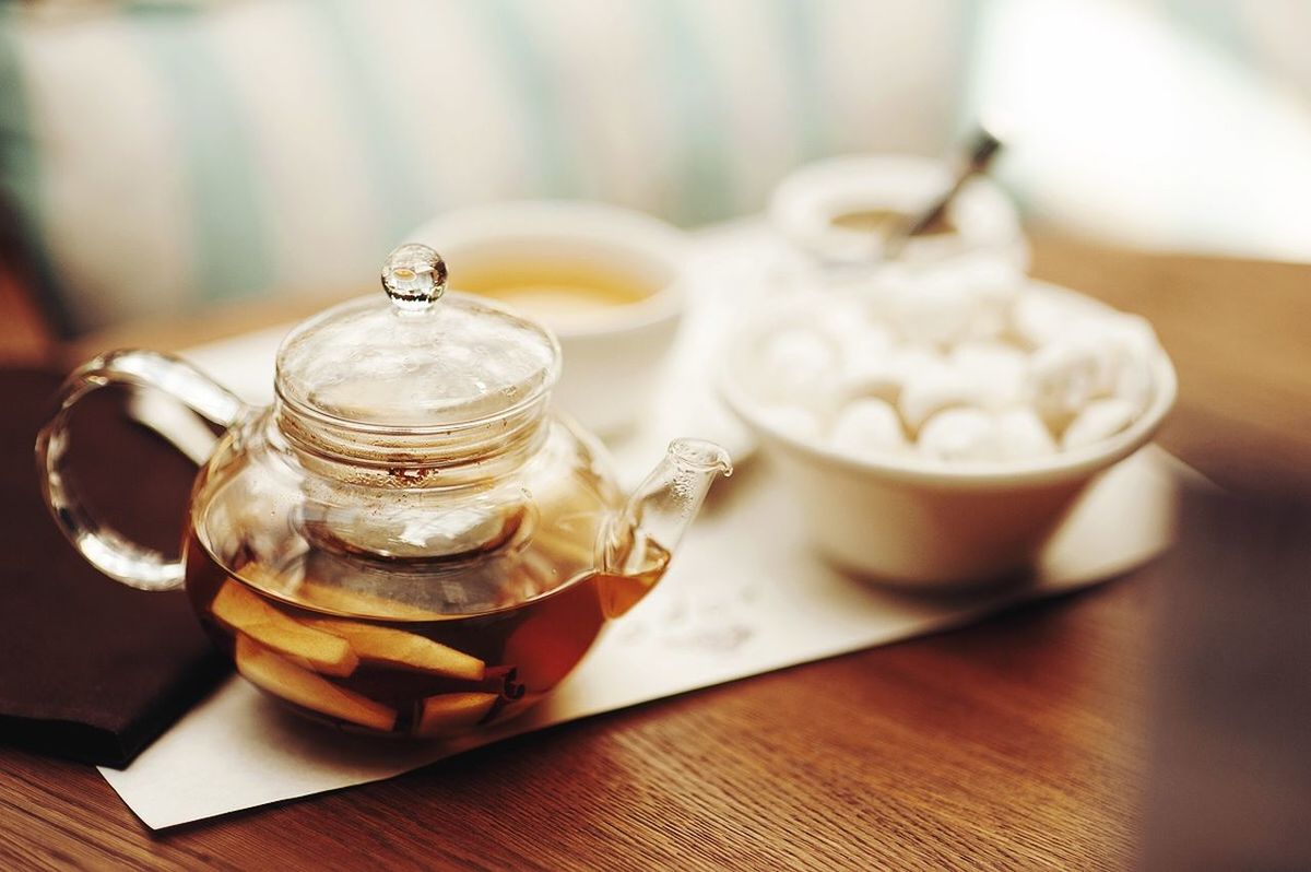 CLOSE-UP OF ICE TEA ON TABLE