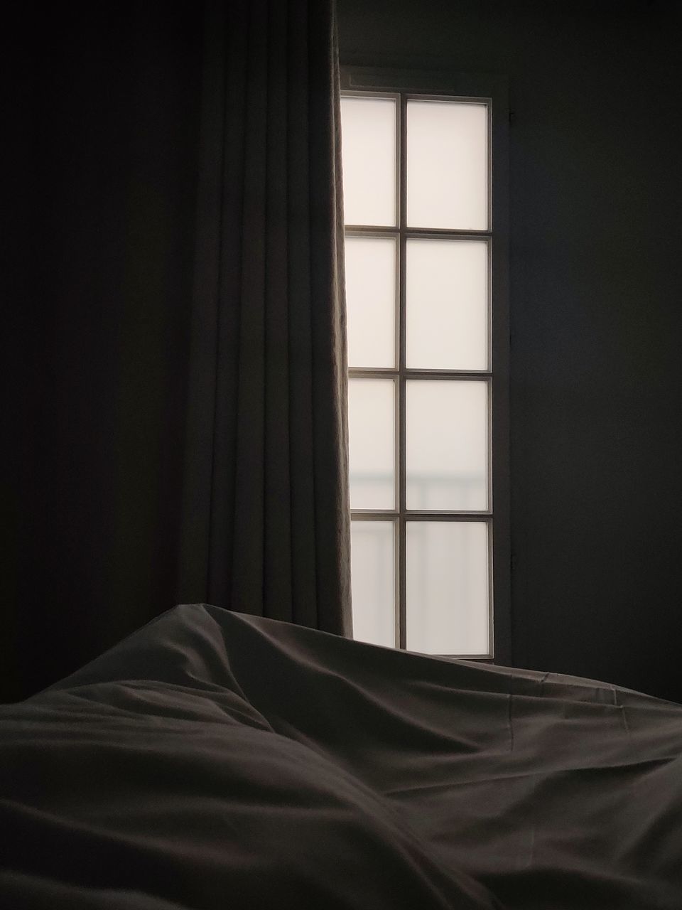 indoors, bed, window, bedroom, domestic room, furniture, textile, interior design, black, linen, sheet, no people, home interior, curtain, light, absence, dark, white, copy space, day, darkness, simplicity, blanket