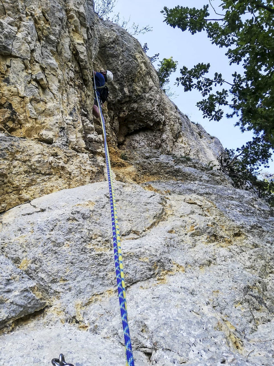 LOW ANGLE VIEW OF ROPE ON ROCK