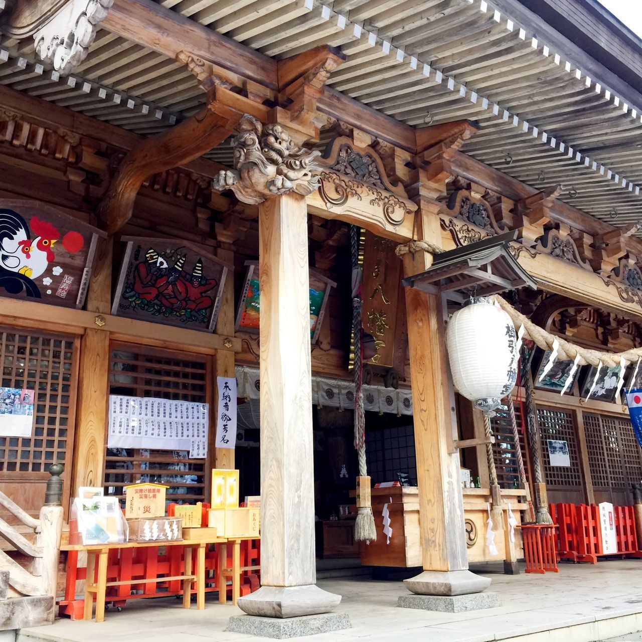 architecture, built structure, indoors, place of worship, spirituality, religion, architectural column, temple - building, art and craft, wood - material, old, ceiling, art, low angle view, building exterior, day, ornate, no people, column, interior