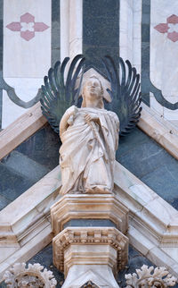 Angel, portal of cattedrale di santa maria del fiore, florence, italy