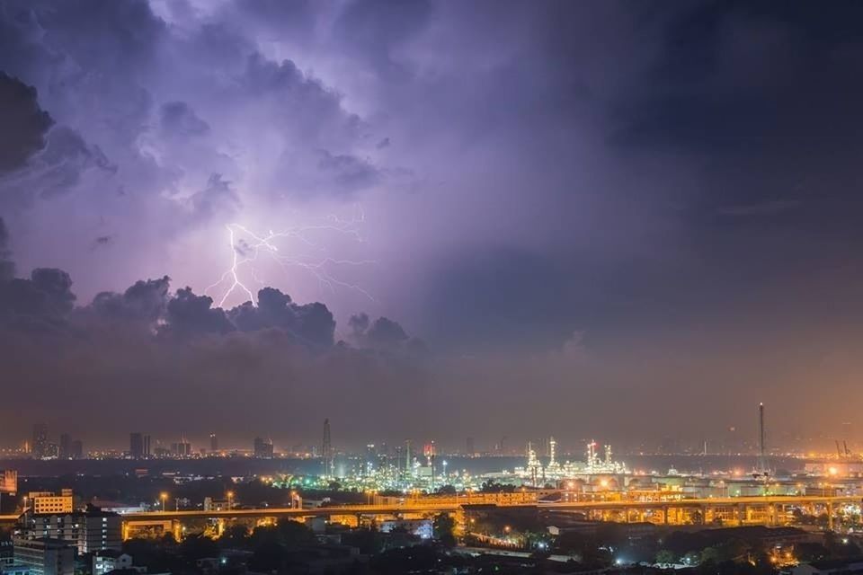 PANORAMIC VIEW OF CITY AGAINST CLOUDY SKY