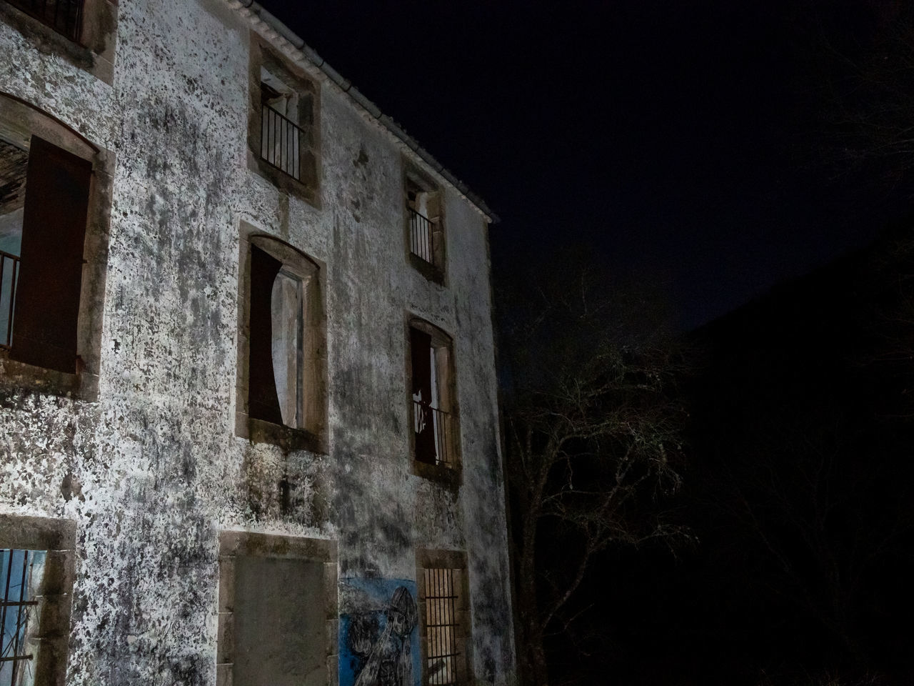 LOW ANGLE VIEW OF OLD BUILDING AGAINST SKY