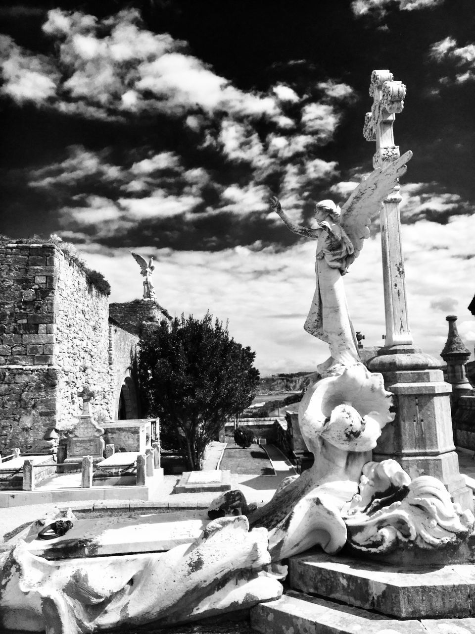 STATUE AGAINST SKY IN CITY