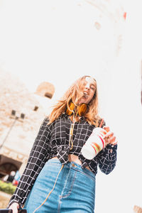 Full length of a young woman wearing guitar