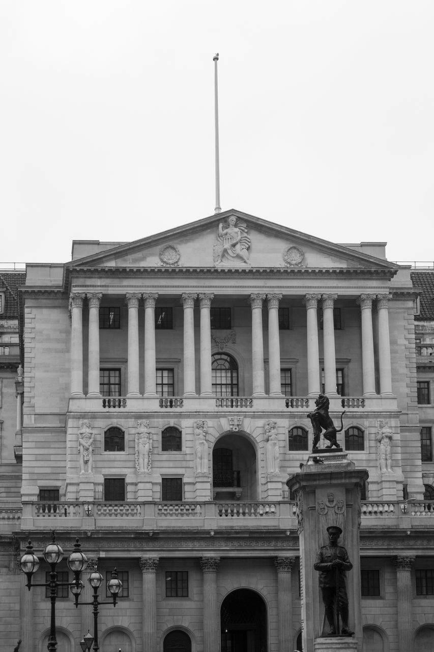 LOW ANGLE VIEW OF HISTORIC BUILDING AGAINST CLEAR SKY