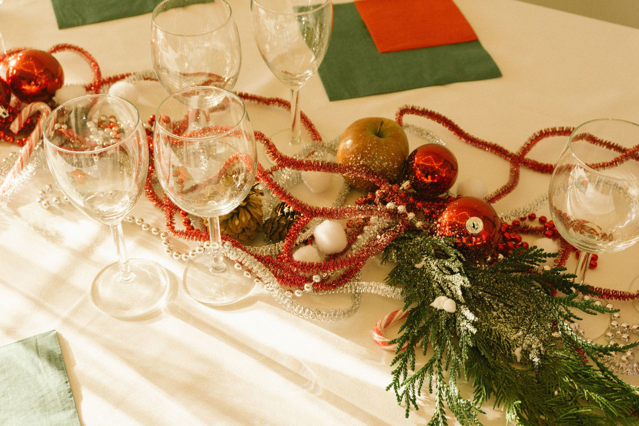 CLOSE-UP OF CHRISTMAS DECORATIONS ON TABLE