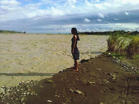 sky, cloud - sky, full length, beach, water, lifestyles, leisure activity, tranquil scene, sand, cloud, sea, shore, tranquility, scenics, beauty in nature, nature, casual clothing, rear view