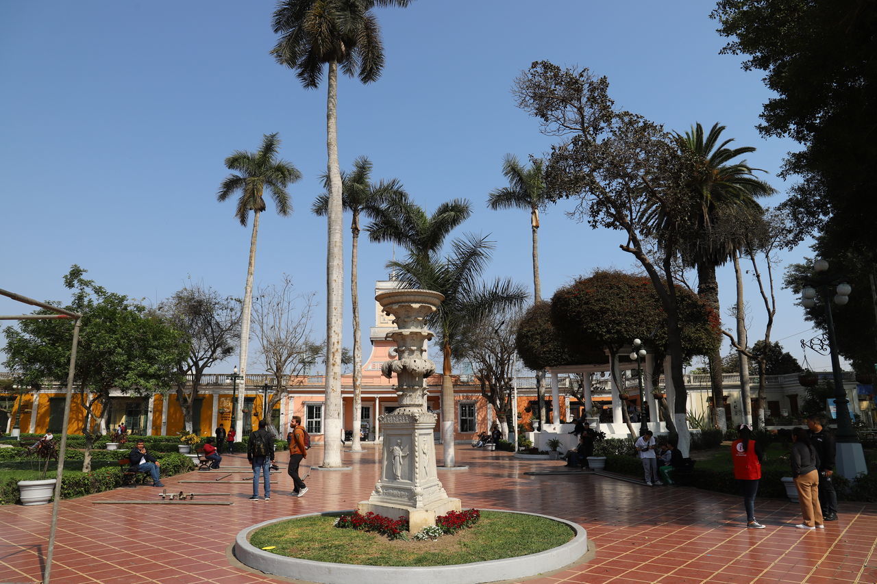 GROUP OF PEOPLE AT FOUNTAIN