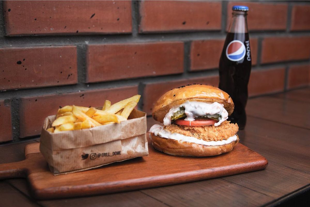 CLOSE-UP OF FOOD ON TRAY