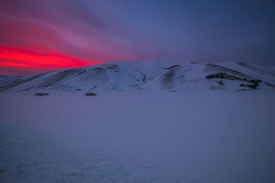 Amazing sunset on the pian grande in the monti sibillini national park, umbria, italy