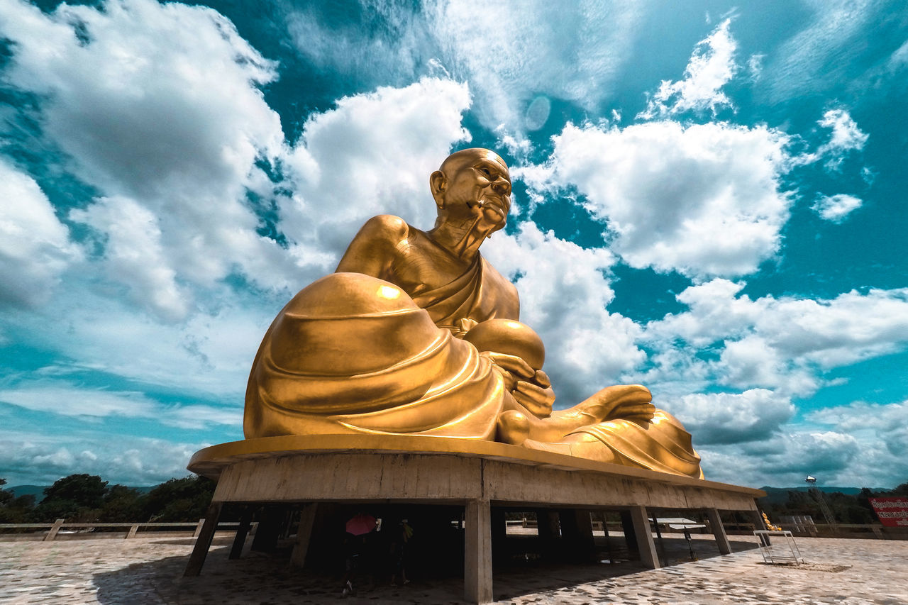 LOW ANGLE VIEW OF STATUE OF MAN AGAINST SKY