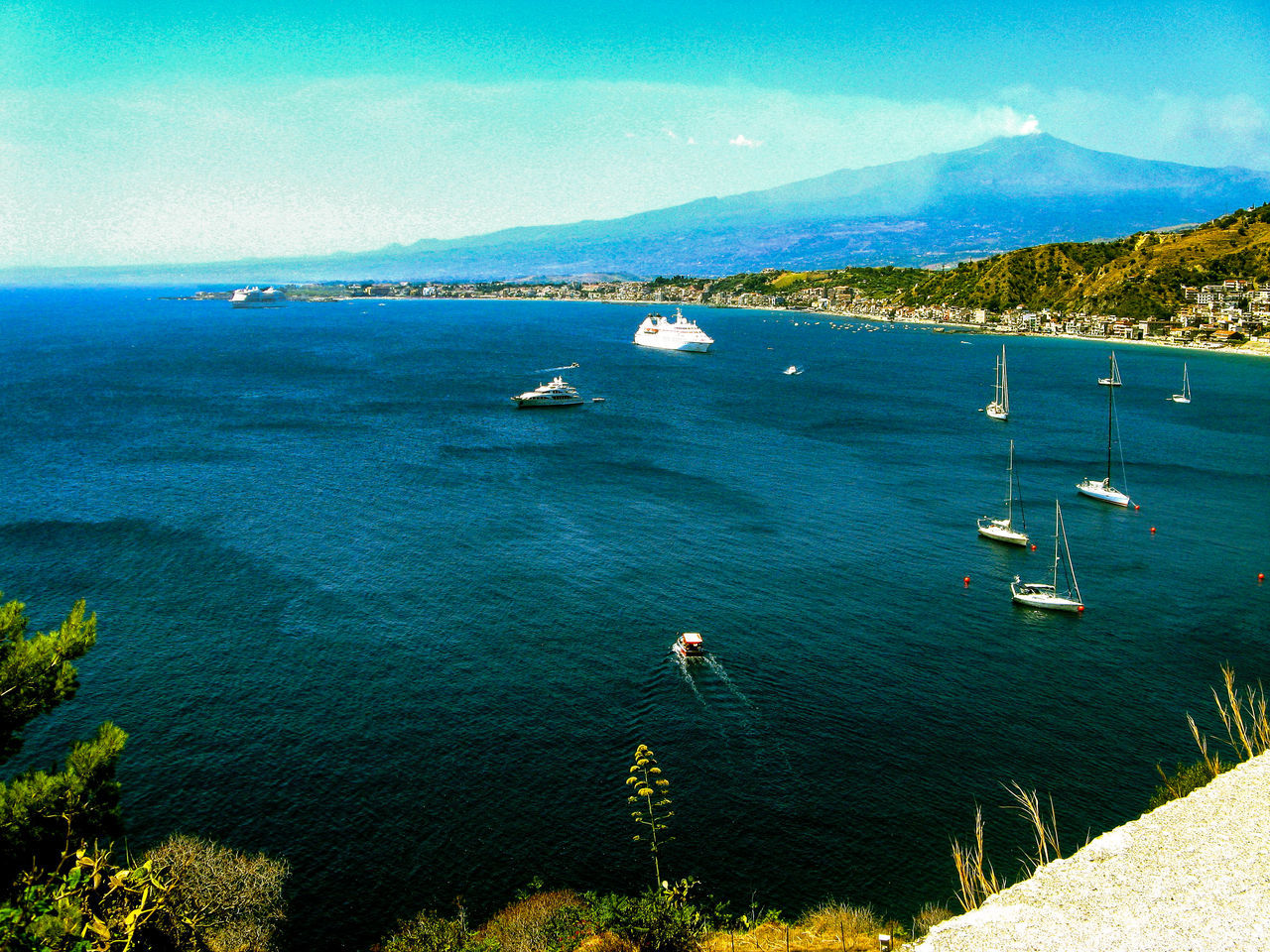 SAILBOATS IN SEA AGAINST SKY