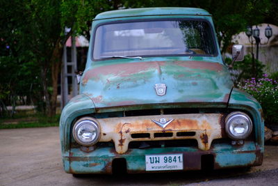 Abandoned car in city