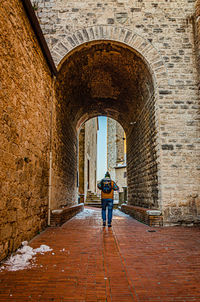 A walk in the historic center of san gimignano