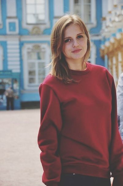 young adult, lifestyles, focus on foreground, young women, casual clothing, portrait, looking at camera, front view, person, standing, long hair, leisure activity, waist up, three quarter length, smiling, red, building exterior