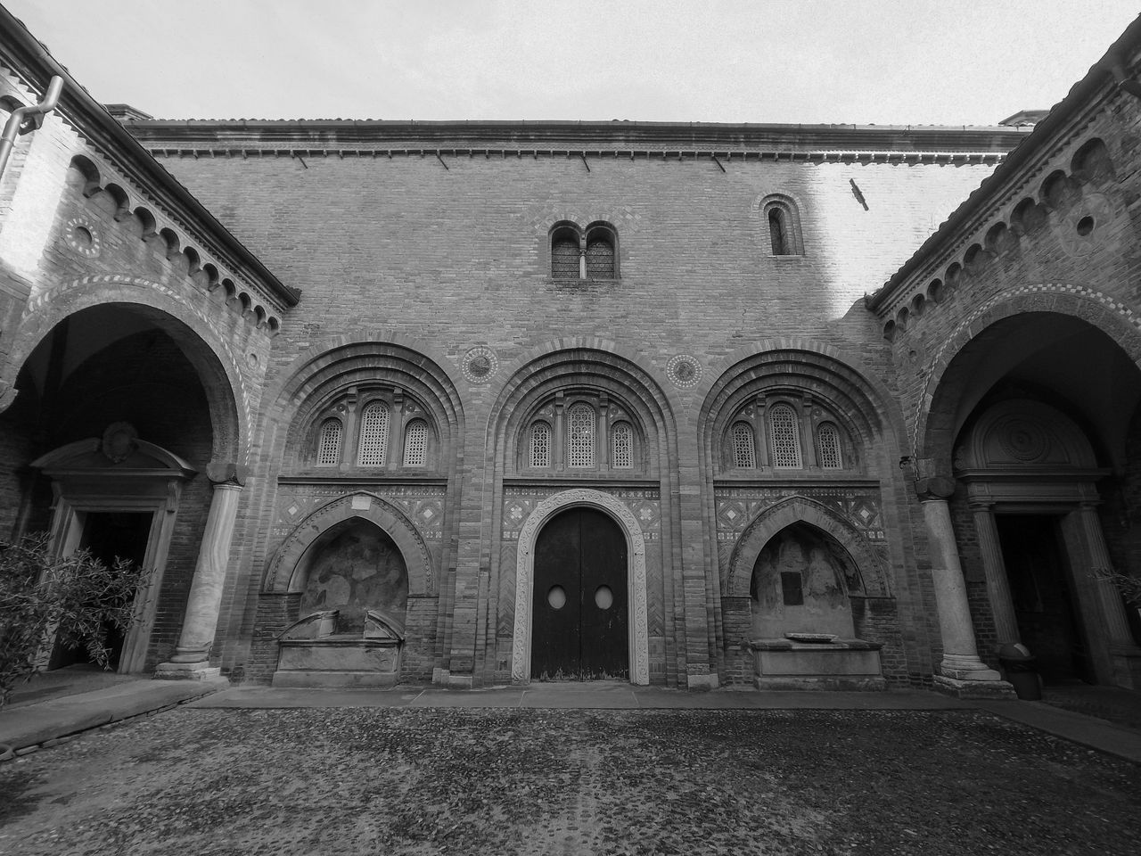 architecture, built structure, arch, building exterior, building, black and white, history, monochrome, the past, no people, day, place of worship, monochrome photography, religion, nature, abbey, belief, sky, outdoors, ancient history, entrance, low angle view, architectural column, window, old, spirituality, house