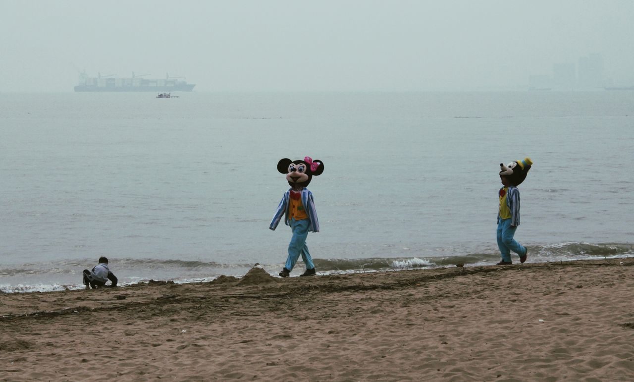 water, full length, lifestyles, sea, leisure activity, casual clothing, beach, rear view, men, shore, standing, horizon over water, vacations, togetherness, boys, childhood, nature