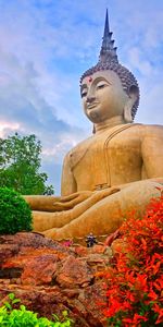 Statue of buddha against sky