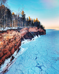 Scenic view of the cliff above the lake against sky