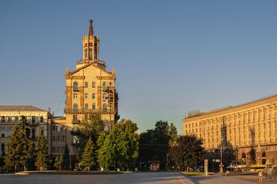 Historical building on khreshchatyk street near the maidan nazalezhnosti in kyiv, ukraine,