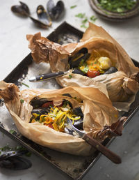 Pasta with mussels in parcels