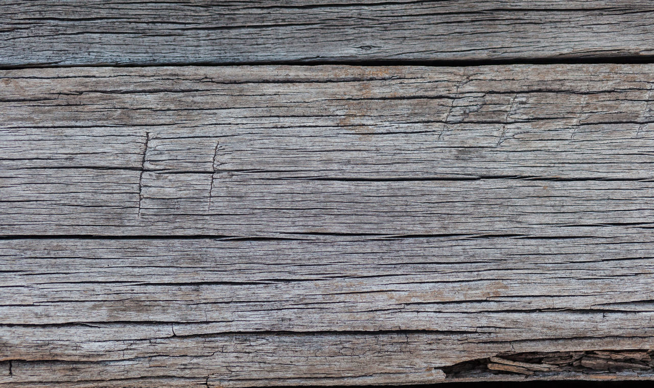 FULL FRAME SHOT OF WEATHERED WOODEN PLANK