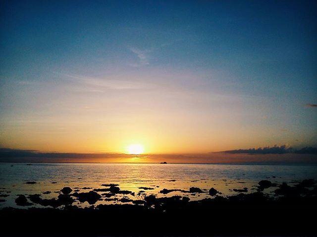 sunset, scenics, sun, tranquil scene, water, tranquility, beauty in nature, sea, silhouette, sky, idyllic, nature, horizon over water, orange color, reflection, sunlight, beach, shore, copy space, outdoors