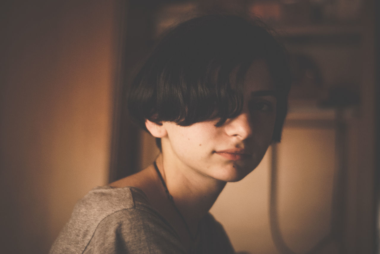 PORTRAIT OF YOUNG MAN LOOKING AWAY