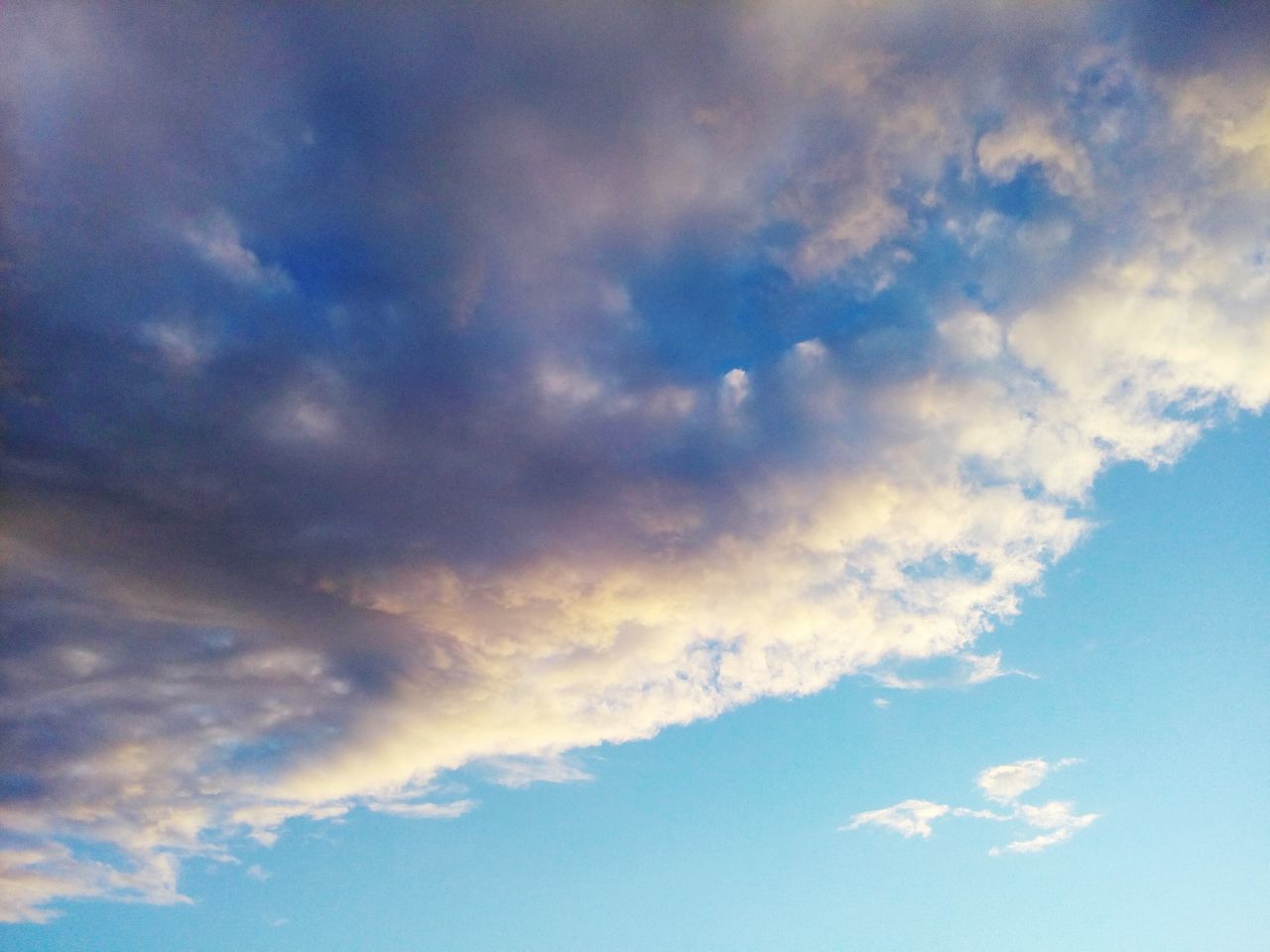 beauty in nature, sky, nature, cloud - sky, scenics, low angle view, sky only, tranquil scene, tranquility, no people, majestic, backgrounds, blue, idyllic, outdoors, day, full frame