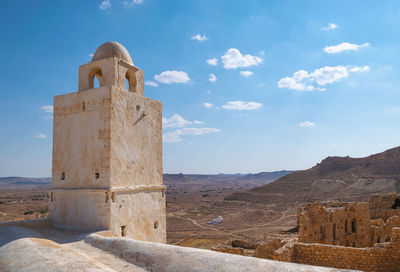 Old ruin building against sky