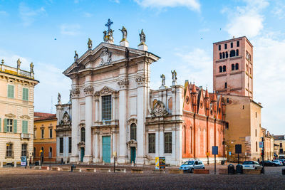 Statue of historic building in city against sky