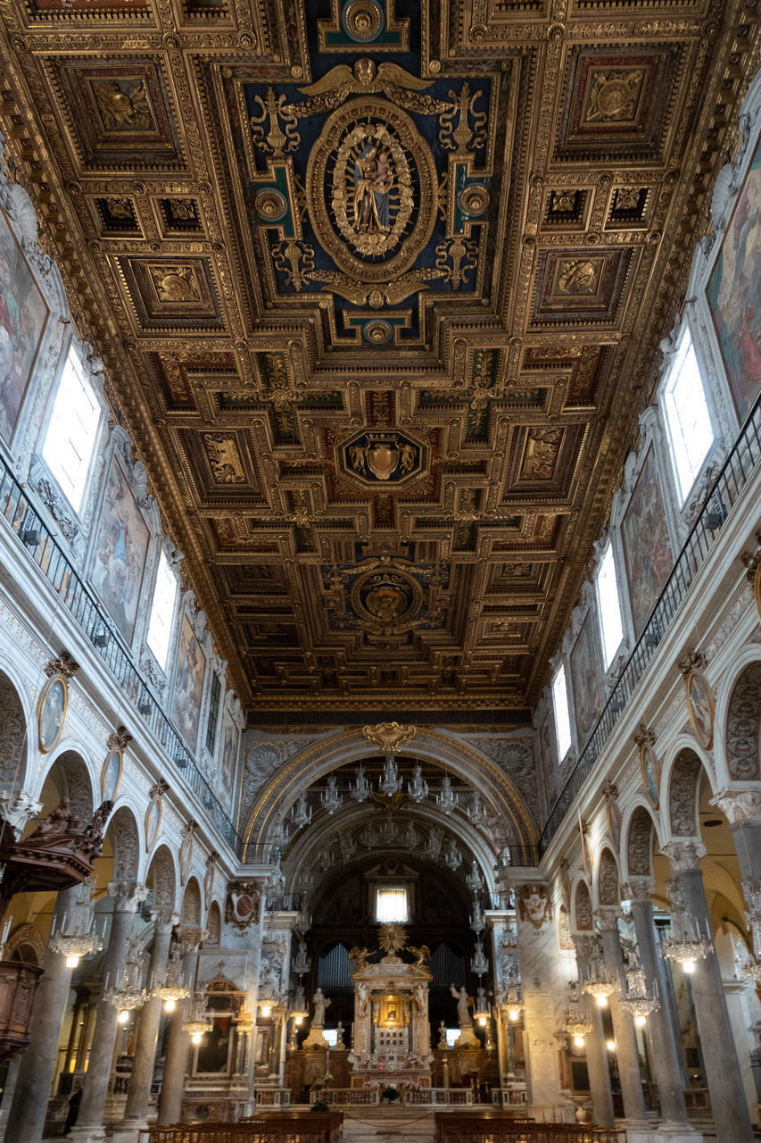 LOW ANGLE VIEW OF ORNATE CEILING IN BUILDING