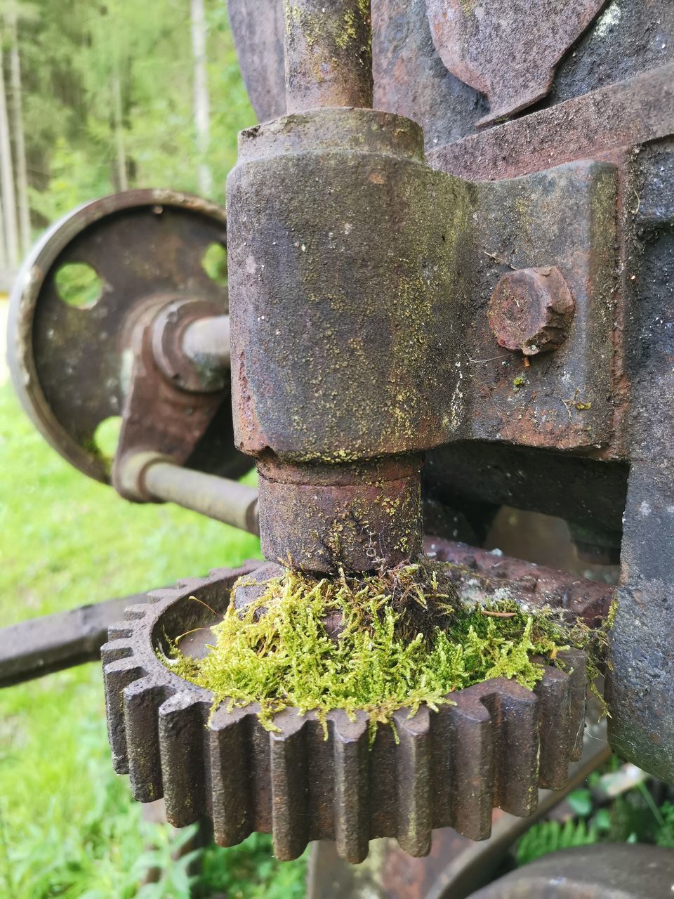 CLOSE-UP OF RUSTY OLD MACHINE