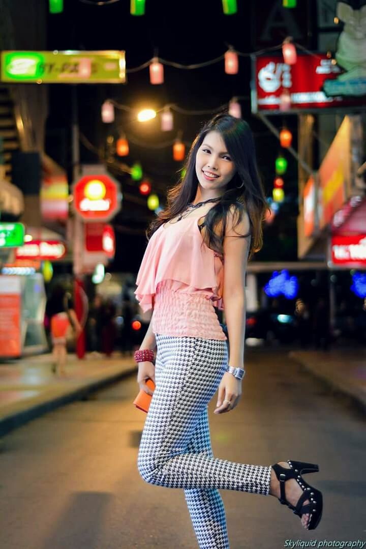 lifestyles, person, casual clothing, young adult, front view, leisure activity, looking at camera, young women, portrait, focus on foreground, smiling, street, standing, full length, happiness, incidental people, night, long hair