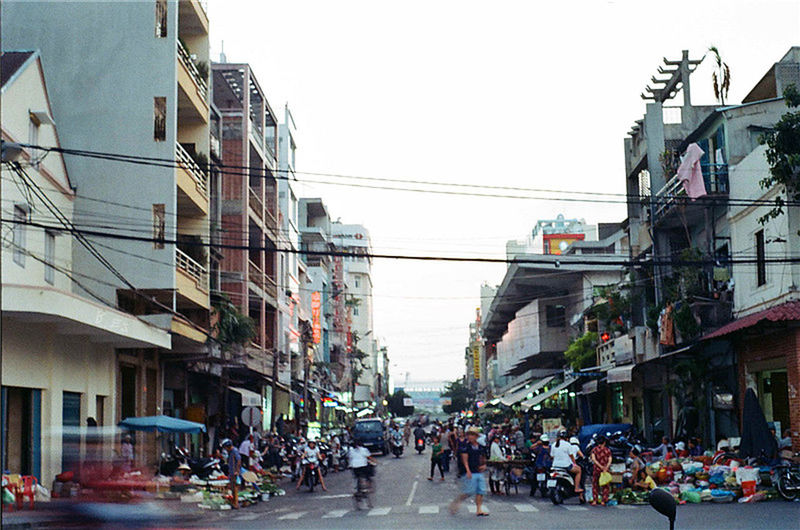 building exterior, architecture, built structure, street, city, transportation, car, city life, land vehicle, building, mode of transport, residential building, city street, incidental people, residential structure, clear sky, road, day, outdoors, market