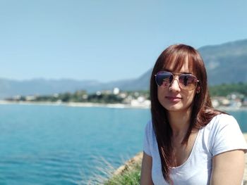 Portrait of young woman in sunglasses