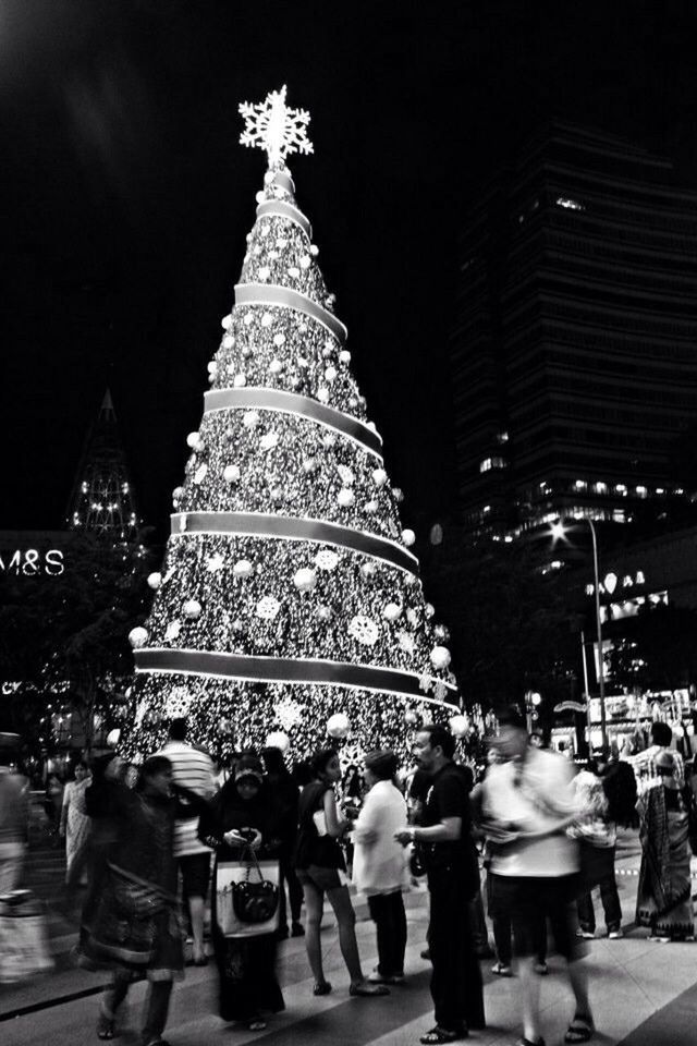 large group of people, architecture, men, person, built structure, famous place, tourism, building exterior, travel destinations, city, lifestyles, international landmark, night, crowd, travel, illuminated, city life, leisure activity, capital cities