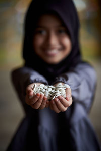 Young woman holding seashells