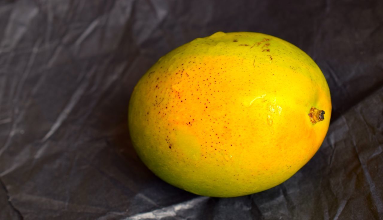 HIGH ANGLE VIEW OF LEMON IN CONTAINER ON TABLE
