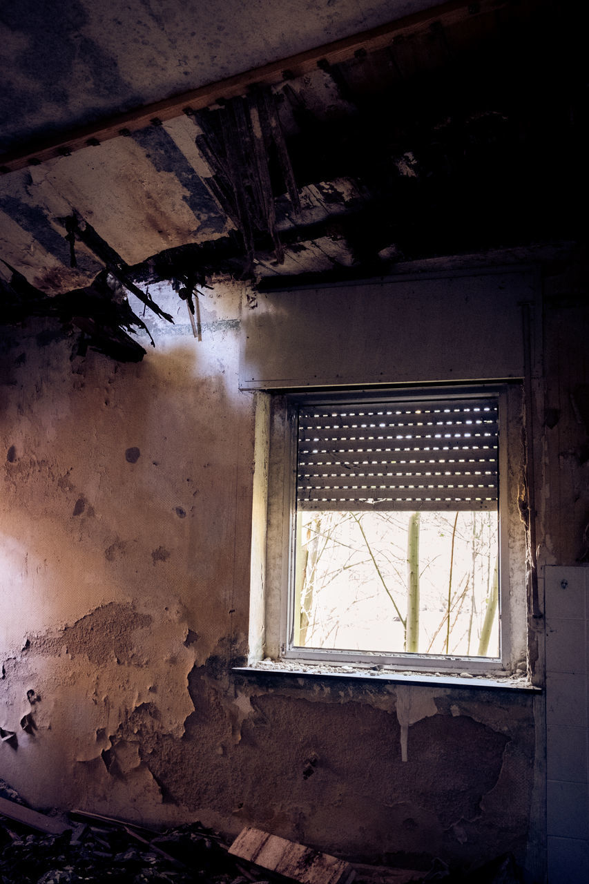 ABANDONED HOUSE WINDOW