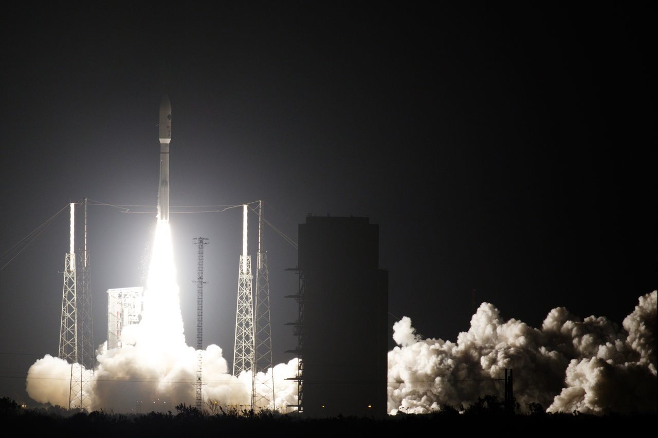 SMOKE EMITTING FROM INDUSTRY AGAINST SKY AT NIGHT