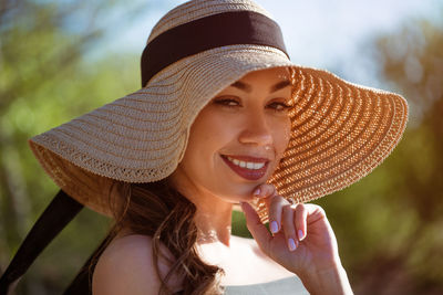 Portrait of smiling young woman wearing hat