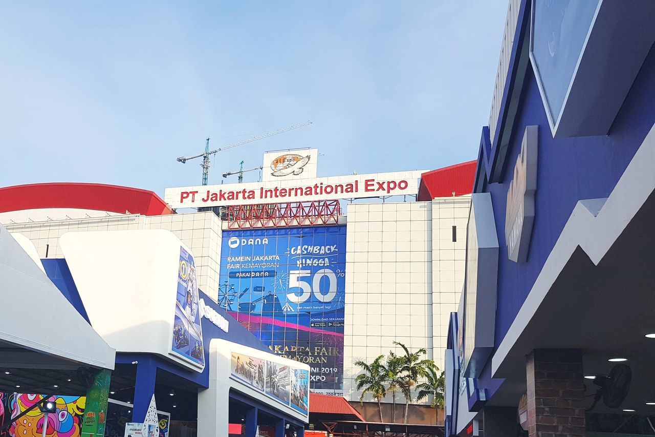 LOW ANGLE VIEW OF INFORMATION SIGN AGAINST BUILDINGS