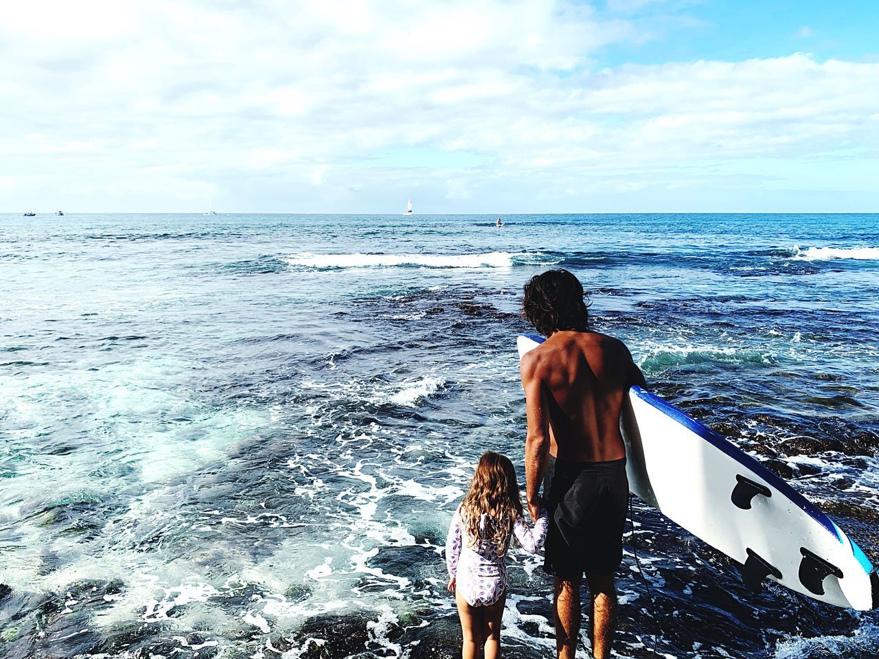 sea, water, real people, rear view, horizon over water, lifestyles, horizon, leisure activity, sky, women, two people, land, adult, beauty in nature, nature, togetherness, family, people, wave, outdoors, positive emotion