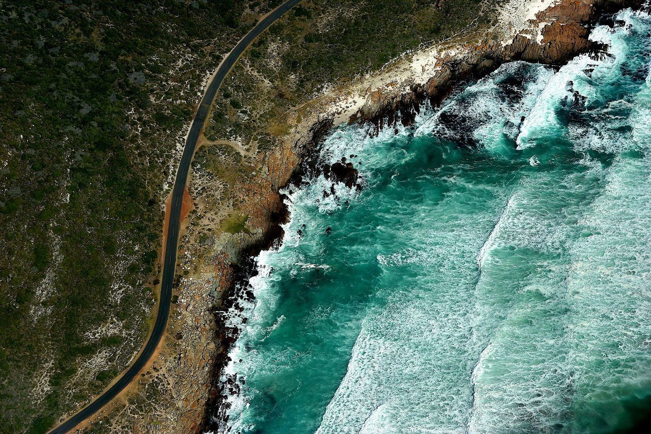 HIGH ANGLE VIEW OF WATER FLOWING THROUGH LAND