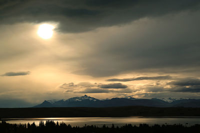 Fantastic sunset over the lake argentino view from the town of el calafate, patagonia, argentina